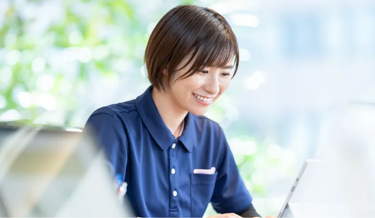 研修動画を受講している女性の写真
